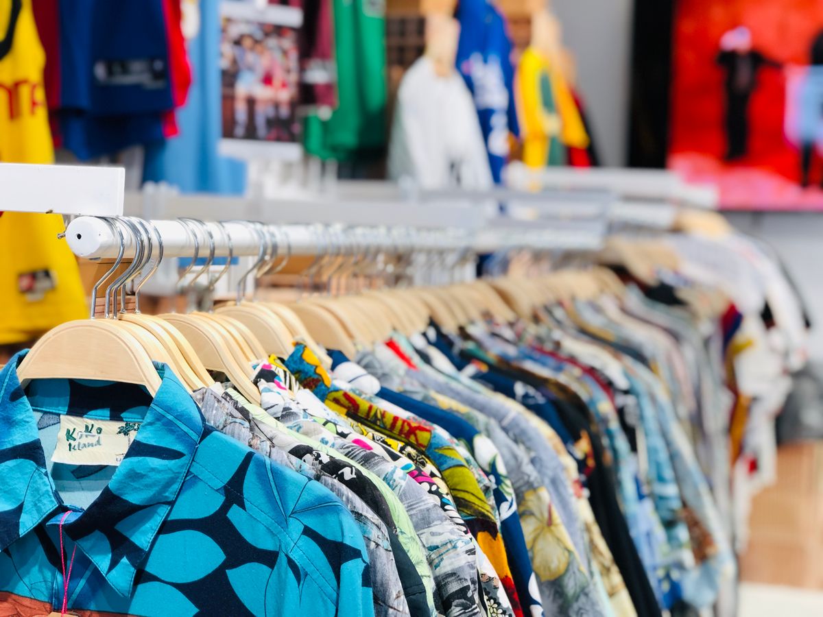 Camisas alinhadas na rampa do estaleiro, como cascos em fila